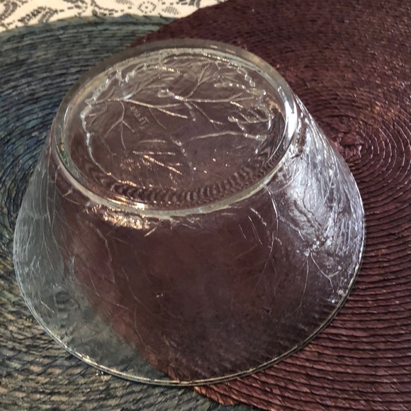 Tiara Glassware "Autumn Leaves" Serving Bowl. - Picture 3 of 4